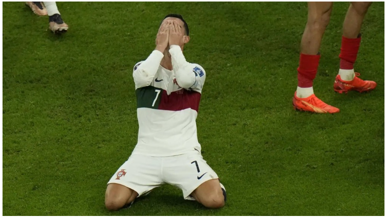 Ronaldo thất vọng sau pha hỏng ăn ở cuối trận Bồ Đào Nha thua Morocco 0-1 tại tứ kết World Cup 2022 ngày 10/12