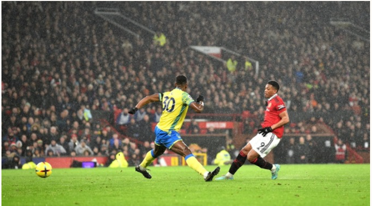 Martial kết thúc chéo góc, nâng tỷ số lên 2-0 cho Man Utd trước Nottingham Forest ỏ phút 22 trận đấu thuộc vòng 17 Ngoại hạng Anh tại Old Trafford ngày 27/12. 