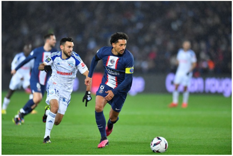Marquinhos đi bóng trước tiền đạo Strasbourg. 