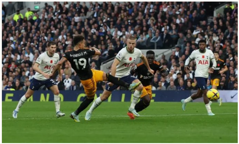 Rodrigo mang về hai bàn cho Leeds bằng những cú dứt điểm đẳng cấp