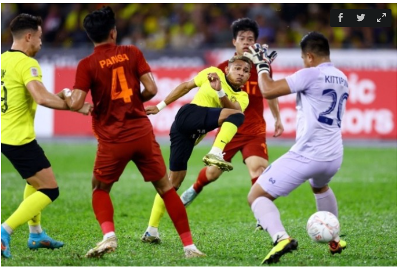 Faisal Halim (vàng) dứt điểm qua hai chân thủ môn Kittipong ghi bàn duy nhất.- tin tức tại nhà cái UK88