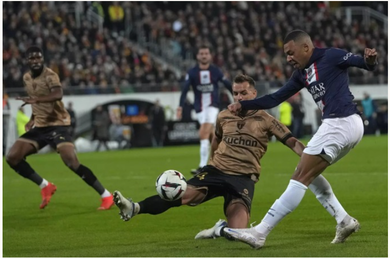 Mbappe (xanh) chơi mờ nhạt trên sân Lens.